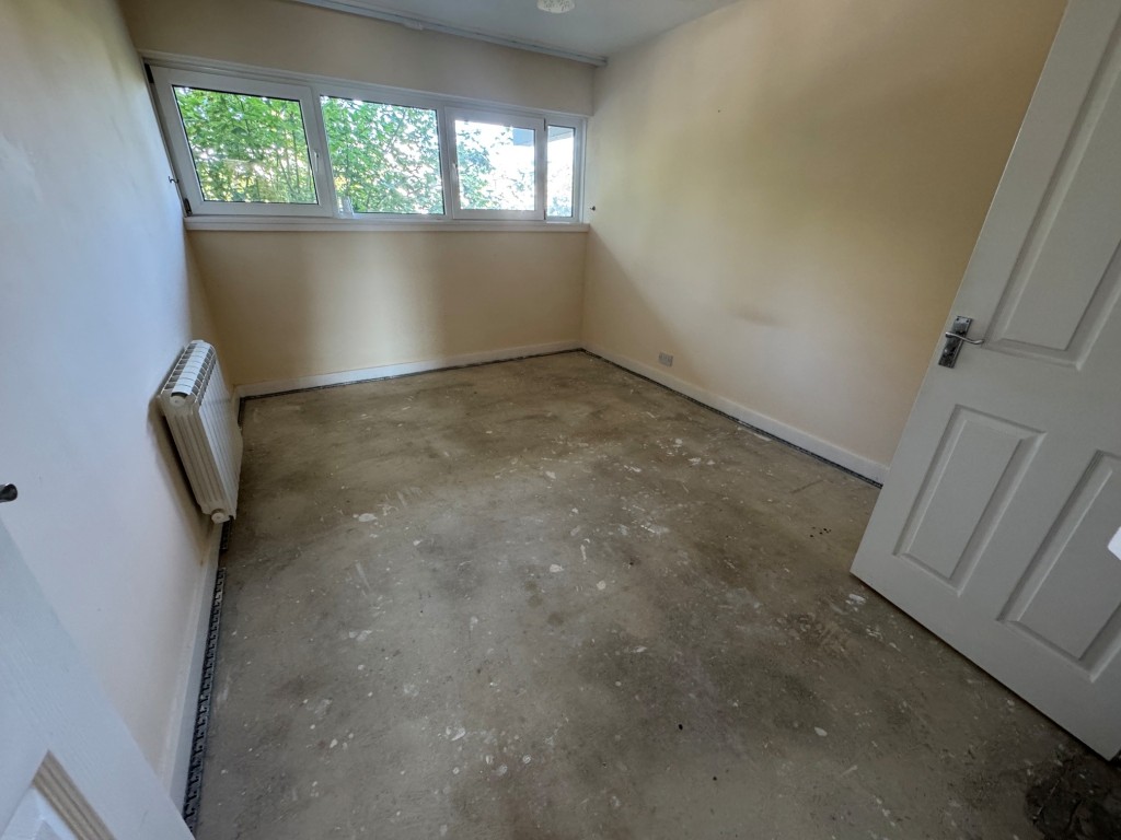 Lot: 207 - TWO-BEDROOM FIRST FLOOR APARTMENT WITH SEA VIEWS - Bedroom 1